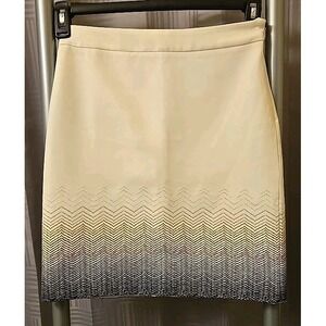 White House Black Market Mid Rise Short Embroidered Pencil Skirt‎ Size 00